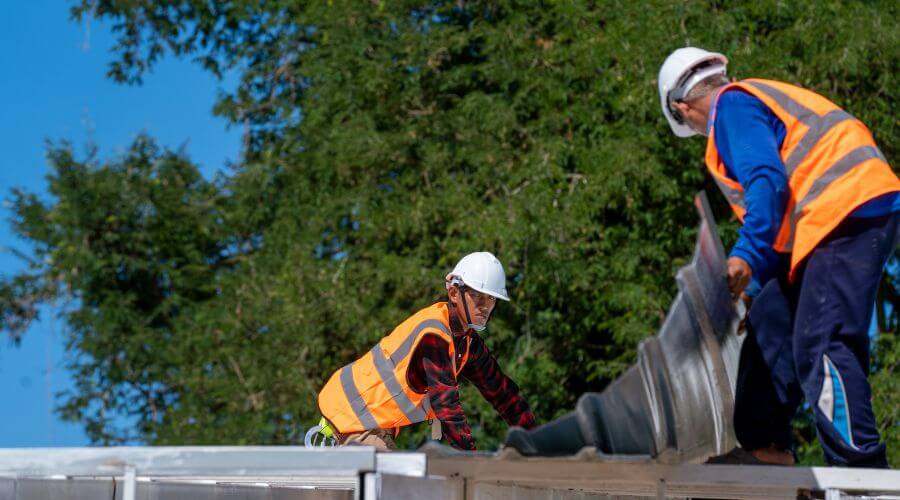 Professional gutter cleaning in Lake Bluff, IL